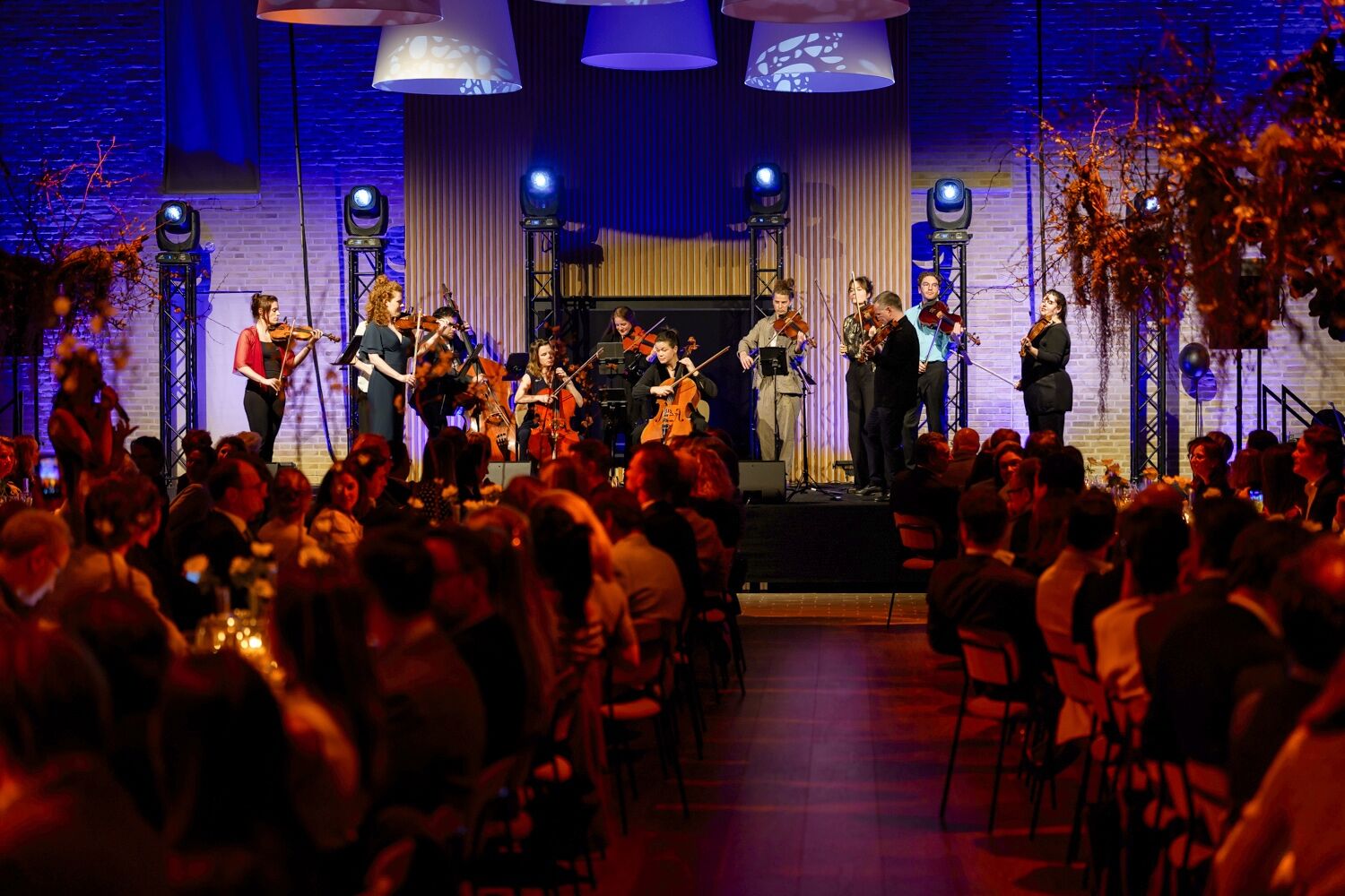 Zakelijk diner met podium, licht en live muziek