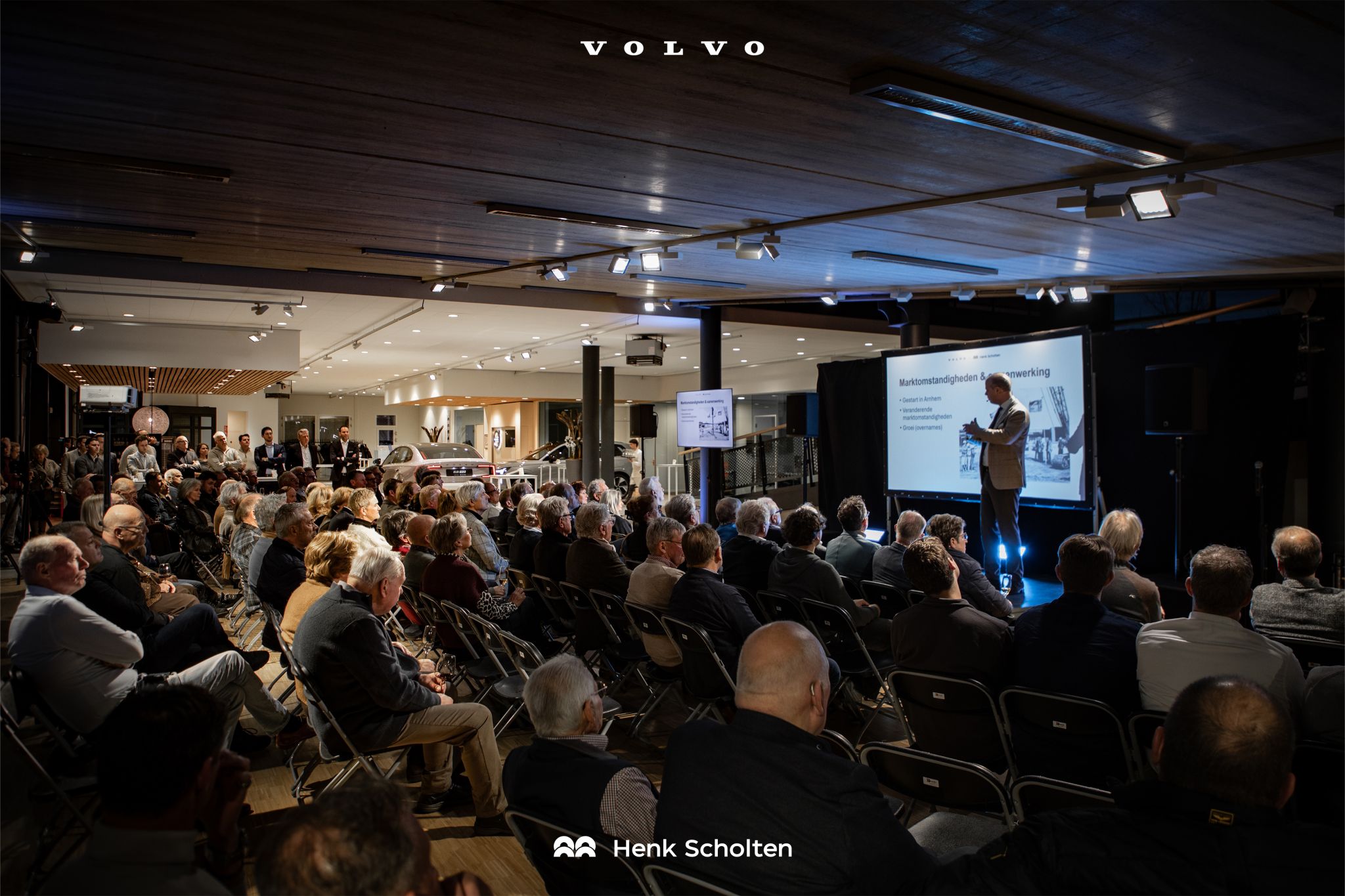 Zakelijke presentatie met publiek, projectiescherm en technische ondersteuning