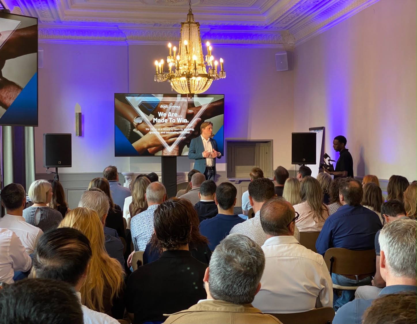Corporate presentatie met schermen, audio en camera